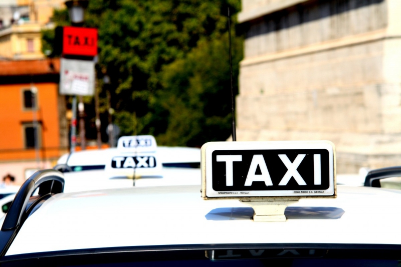 taxis-DRAP-min_taxi_auto_rome_road_white-1051610